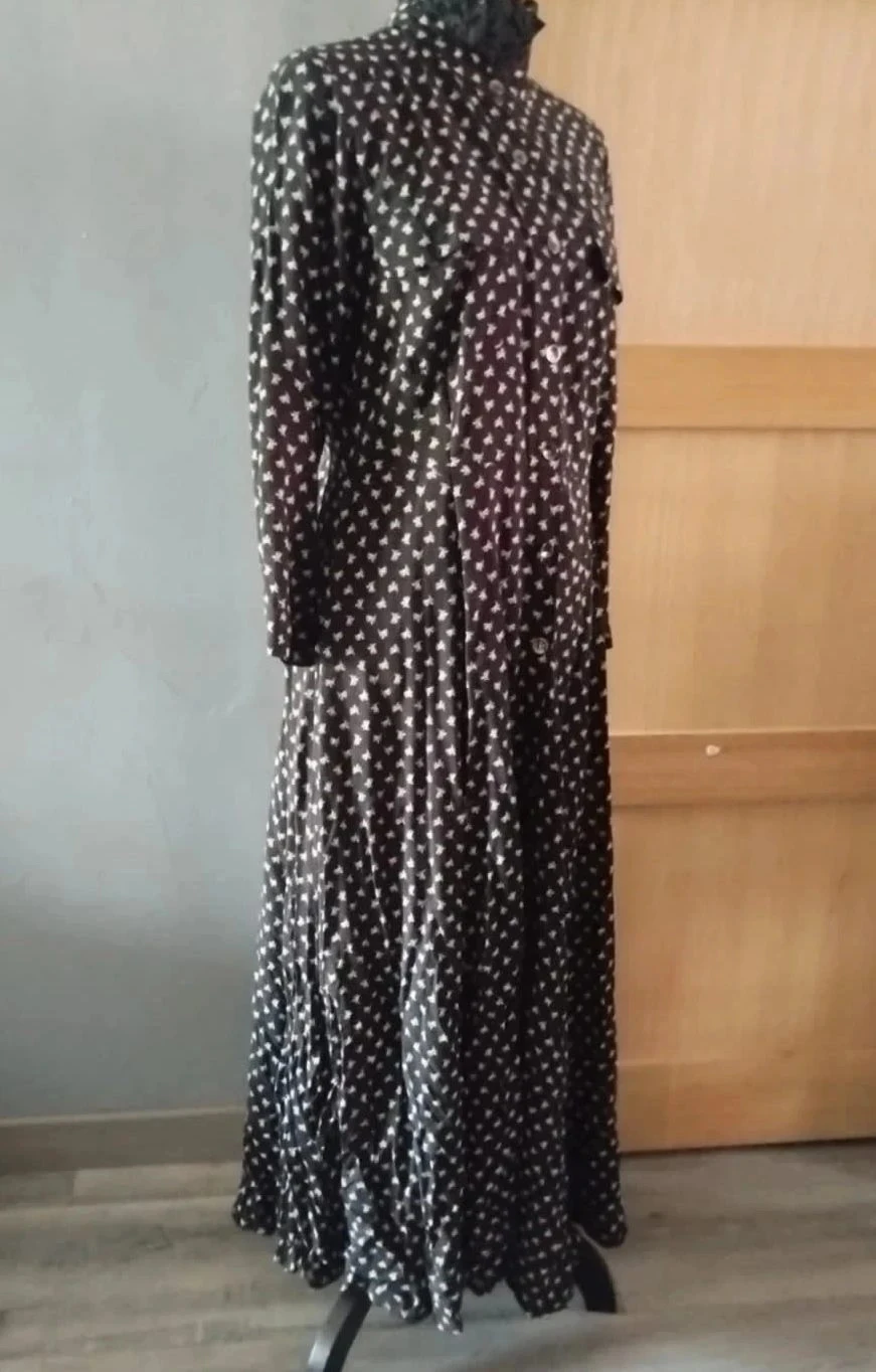 Vestido longo preto com pequenas flores rosa/brancas, gola de renda T42, Persona by Marina Rinaldi – photo 2